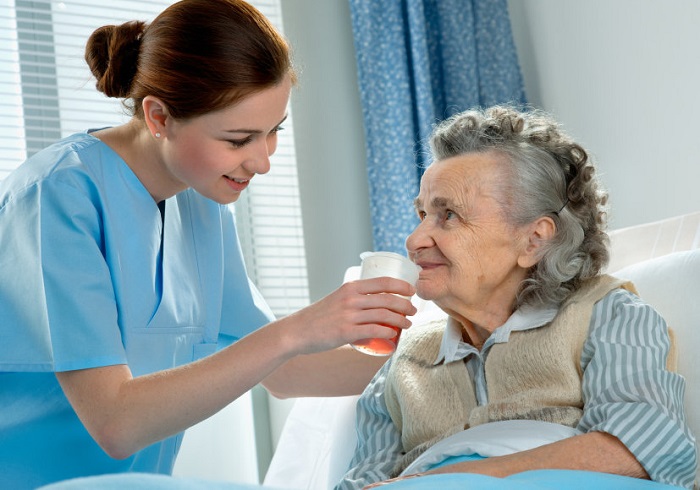 Tìm những người đã có kinh nghiệm chăm sóc người già vì đây là việc mang tính đặc thù cao.