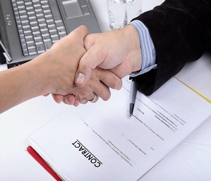 Trước khi ký kết hợp đồng, bạn cần thống nhất lại các điều khoản liên quan với cả người giúp việc và trung tâm lại lần nữa.